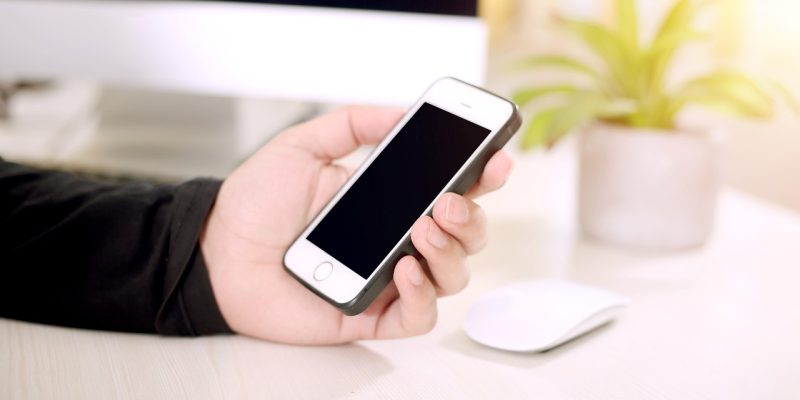 手机照片转pdf操作界面示意图，iOS和Android两种系统的操作路径对比，蓝色主题界面展示移动端上传与转换流程